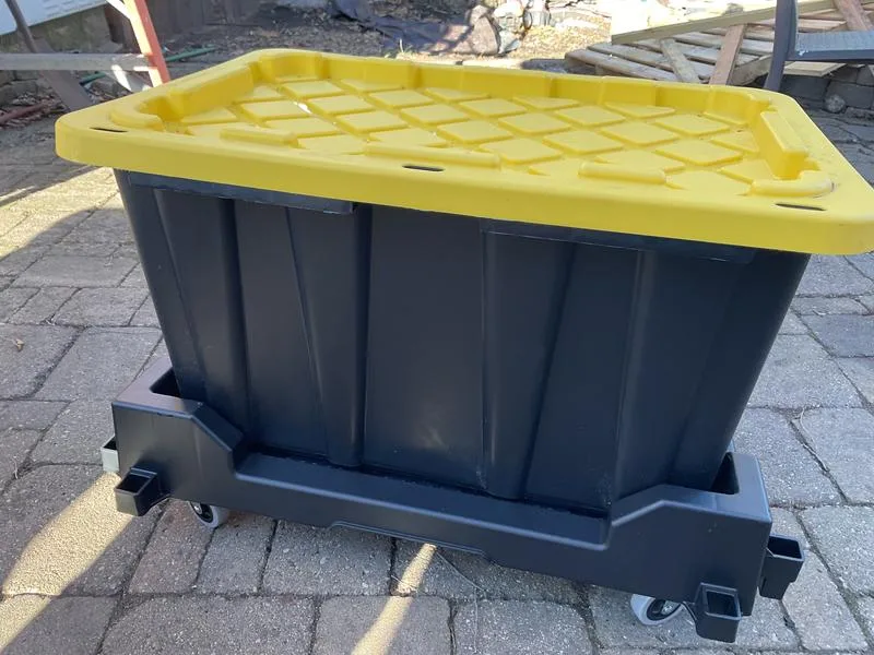 Tote dolly platform with swivel casters